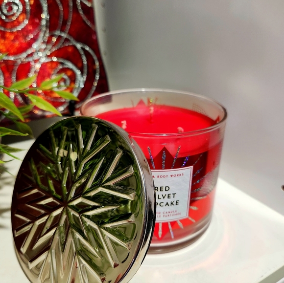 Red Celvet Cupacke  3 Wick Candle by Bath and Body Works RARE DISCONTINUED - Picture 2 of 3